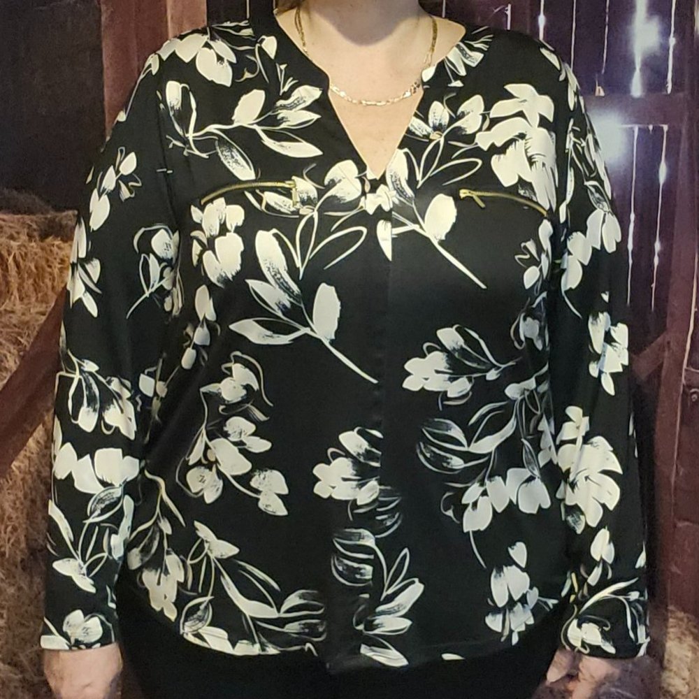 Black and white floral top 2x gold zipper faux pockets